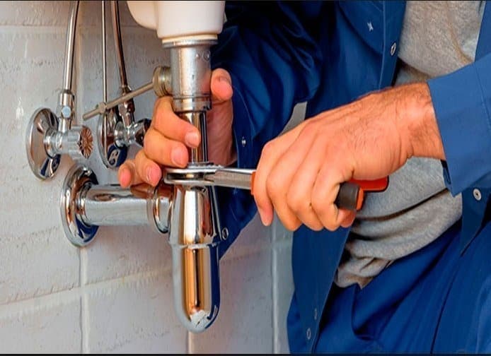 Técnico instalando cañería principal