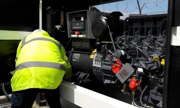 Técnico calibrando tablero ATS